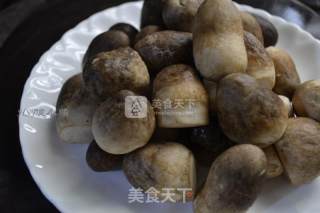 Consumption of Oil Stewed Fresh Lotus and Straw Mushrooms recipe