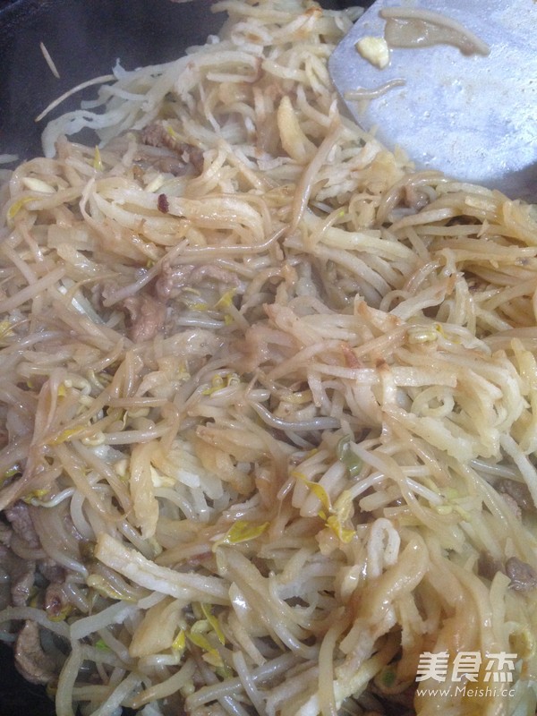 Fried Pork with Bean Sprouts recipe