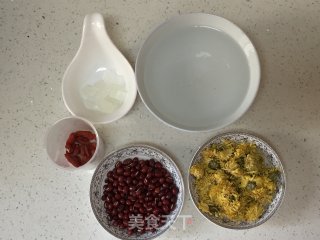 Chrysanthemum and Wolfberry Red Soy Milk recipe