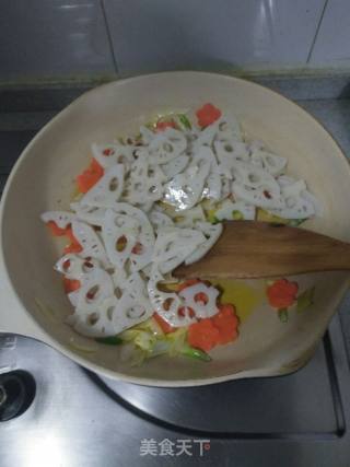 Stir-fried Lotus Root with Green Pepper and Carrot recipe