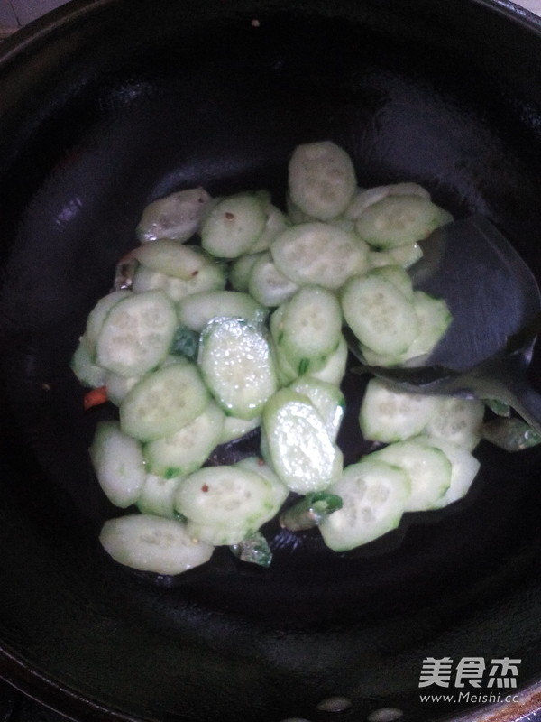 Fried Seafood with Cucumber recipe