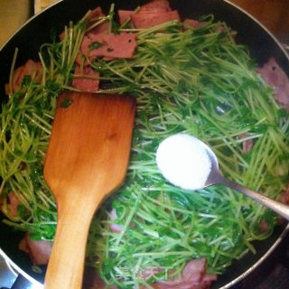 Stir-fried Bacon with Bean Sprouts recipe