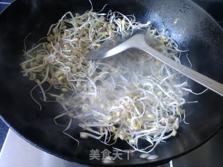 Stir-fried Leek with Mung Bean Sprouts recipe