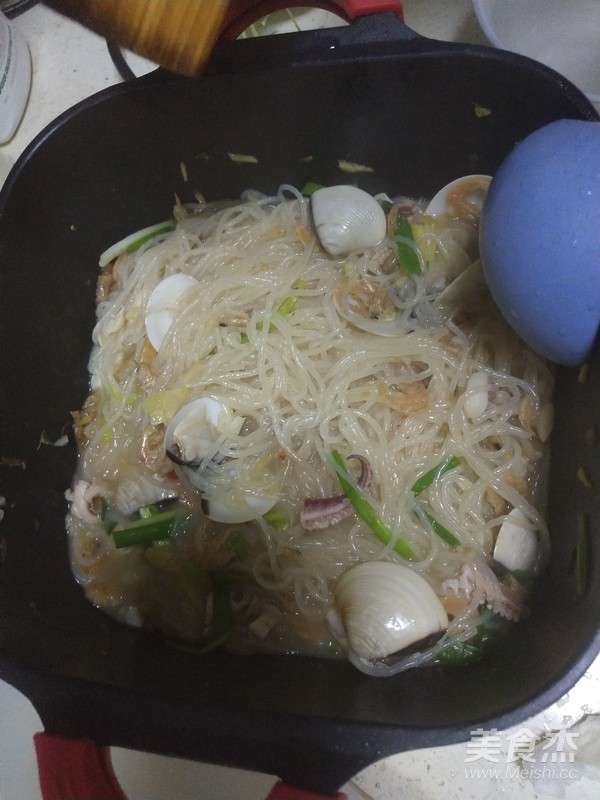Braised Rice Noodles with Seafood recipe