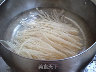 Enoki Mushroom in Tomato Sauce recipe