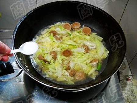 Braised Cabbage with Meatballs in Pot recipe