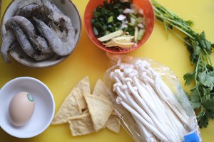 Low-calorie Fast and Delicious Fresh Shrimp and White Jade Mushroom (seafood Mushroom) Soup recipe