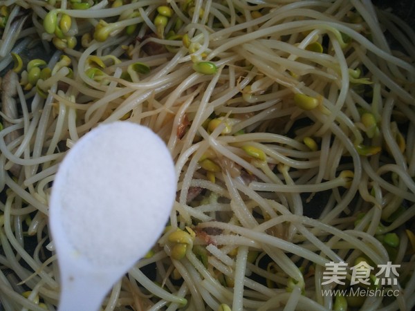 Fried Noodles with Soy Sprouts recipe