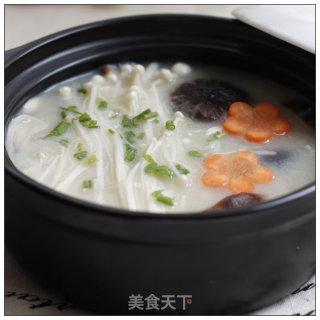 Easily Make Delicious Soup-----soybean Milk and Fresh Mushroom Pot recipe