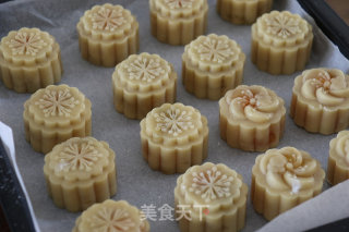 Cantonese-style Lotus Paste and Egg Yolk Mooncakes recipe