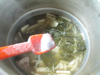 Winter Bamboo Shoots and Keel Soup with Pickled Vegetables recipe