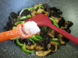 Fried Gluten with Light Pepper and Black Fungus recipe