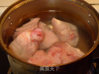 The More You Drink, The More Beautiful Winter Soup Pot----soybean Corn Hoof Soup recipe