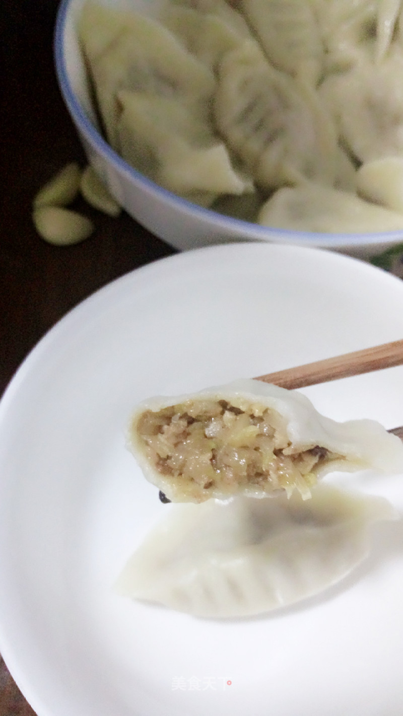 Dumplings Stuffed with Oil Residue and Sauerkraut