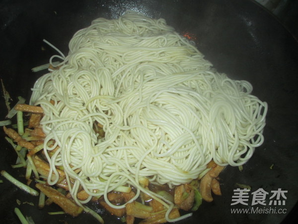 Leek Huang Xiang Dry Fried Noodles recipe