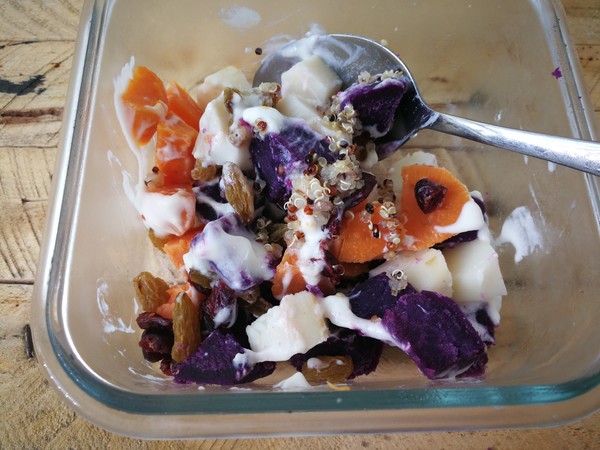 Yogurt and Dried Fruits Mixed with Whole Grains recipe