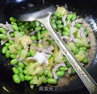 Stir-fried Edamame with Sauerkraut and Lean Pork Shreds recipe