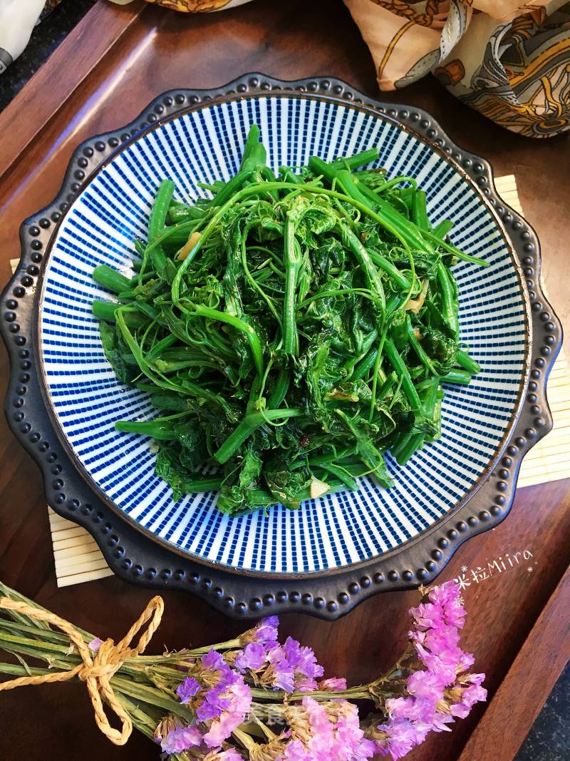 Vegetarian Fried Pea Sprouts