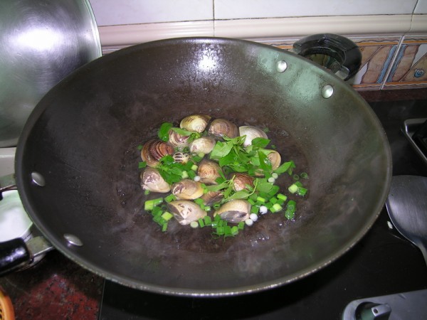 Boiled Clams in Brine with Basil recipe