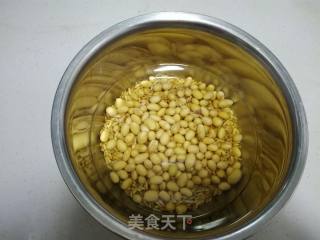 Oatmeal and Wolfberry Soy Milk recipe