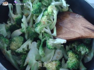 Stir-fried Chicken with Broccoli and Crispy Bone recipe