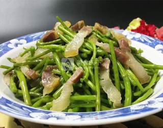 Stir-fried Bacon with Artemisia recipe