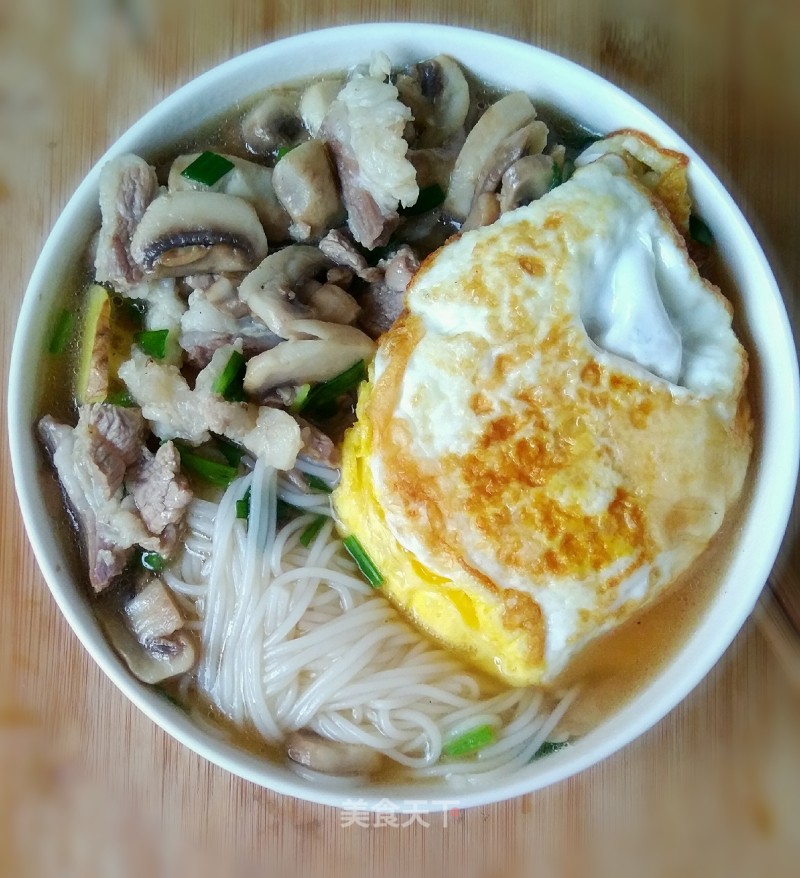 Rice Noodles with Plum Pork and Mushroom