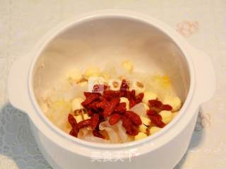 White Fungus and Lotus Seed Soup recipe