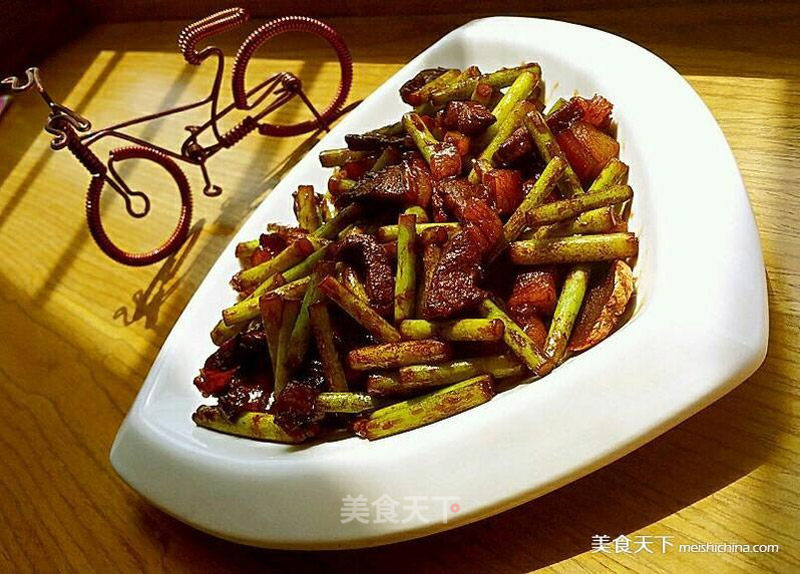 Stir-fried Pork with Garlic Sprouts recipe