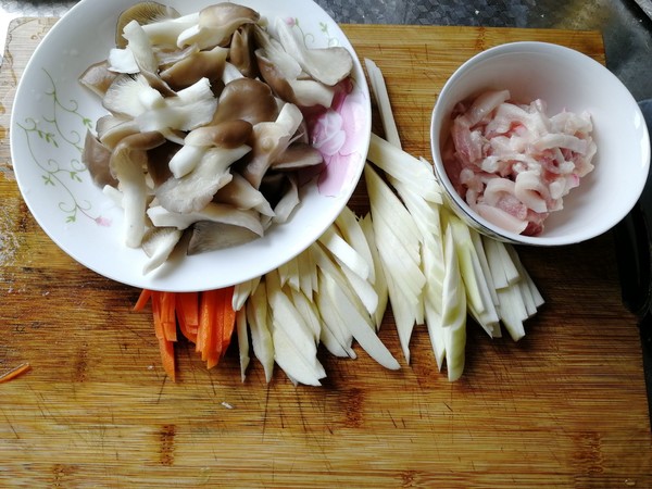 Stir-fried Shredded Pork with Rice and White Mushroom recipe