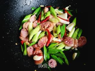 #团圆饭# Fried Large Intestine with Garlic Seedlings recipe