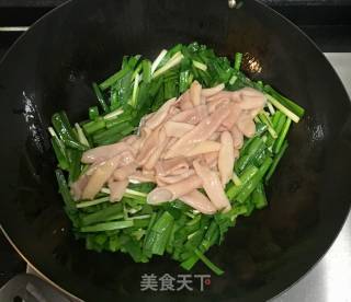 Stir-fried Sea Intestine with Leek recipe