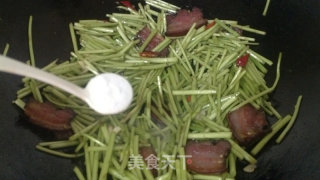 Stir-fried Bacon with Artemisia Quinoa recipe