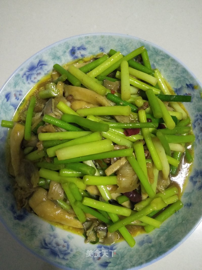 Stir-fried Pork with Spicy Garlic Stalks recipe