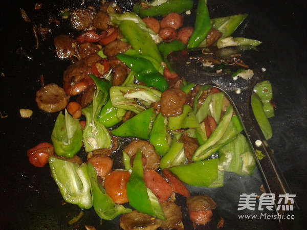 Stir-fried Meatballs with Green Peppers recipe