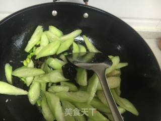 Fried Edamame with Loofah and Fungus recipe