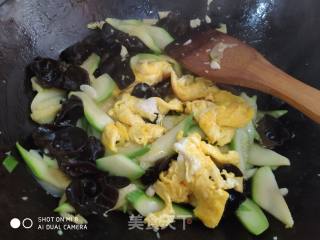 Scrambled Eggs with Squash and Fungus recipe
