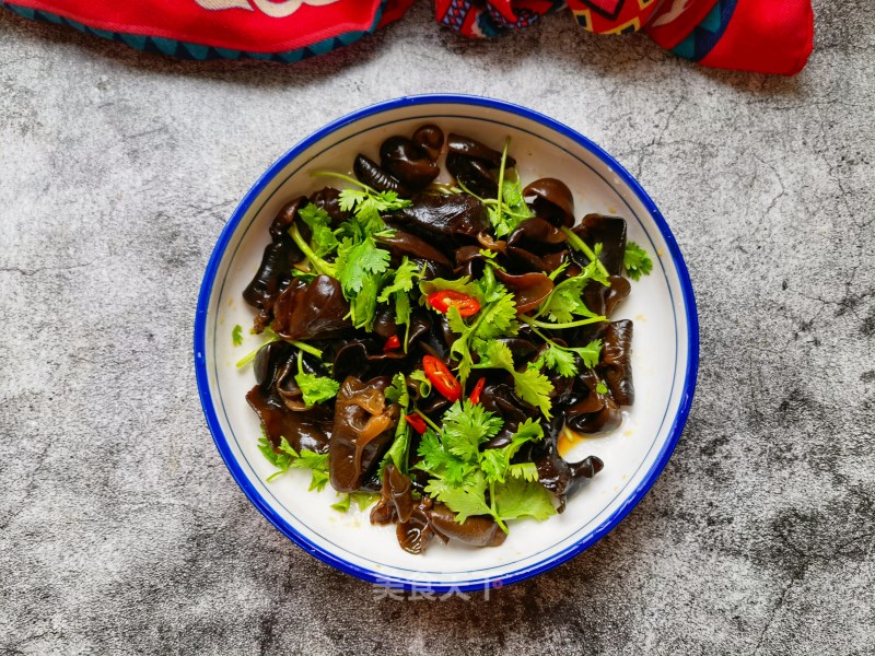 Millet Pepper and Coriander Mixed with Fungus recipe