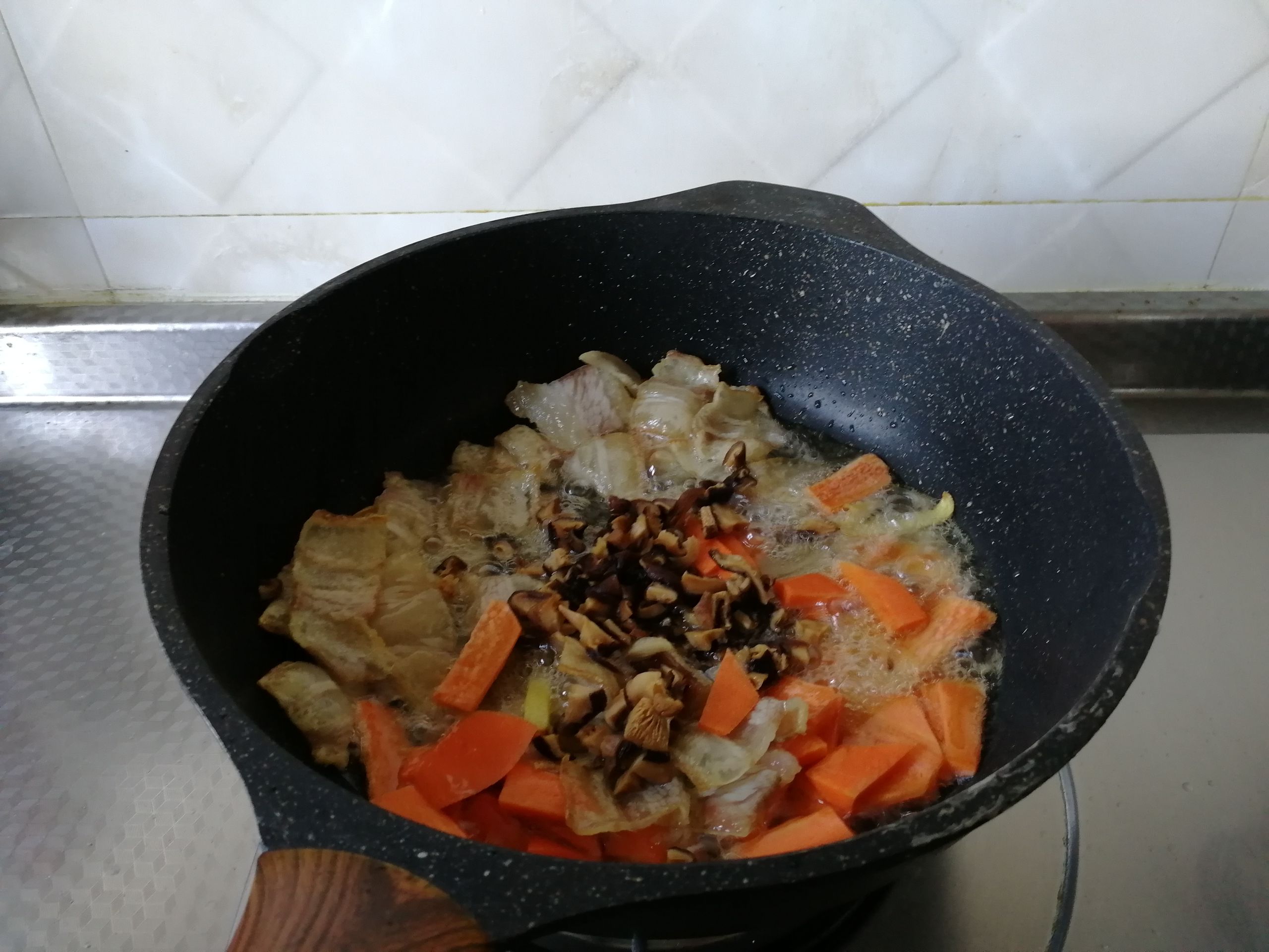 Braised Rice with Vegetables and Fresh Meat recipe