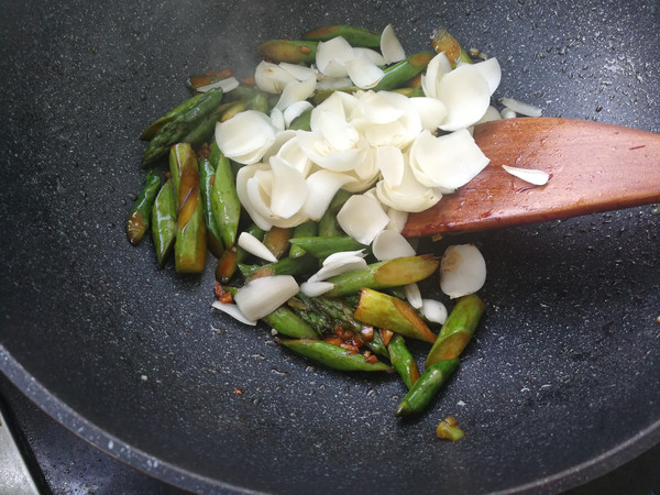 Stir-fried Asparagus with Nut Lily recipe