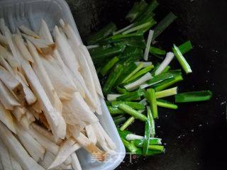 Pleurotus Eryngii with Garlic Sprouts recipe