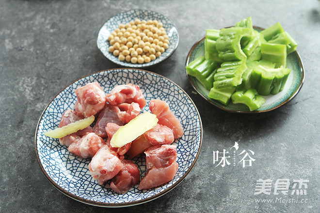 Bitter Melon Soy Soup with Pork Ribs recipe