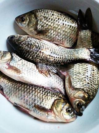 Pan-fried Small River Crucian Carp recipe