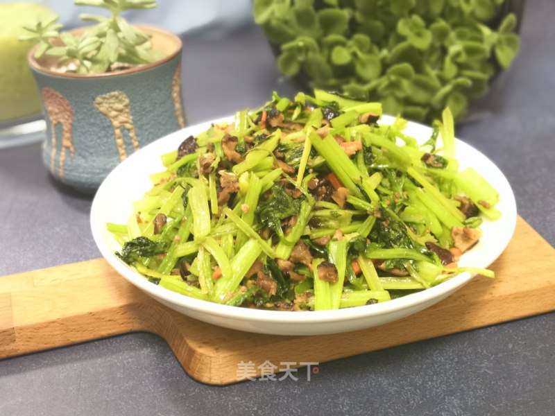 Stir-fried Celery with Shiitake Mushrooms and Minced Meat recipe
