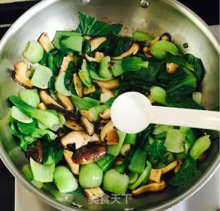Stir-fried Shanghai Green with Mushrooms and Vegetables recipe