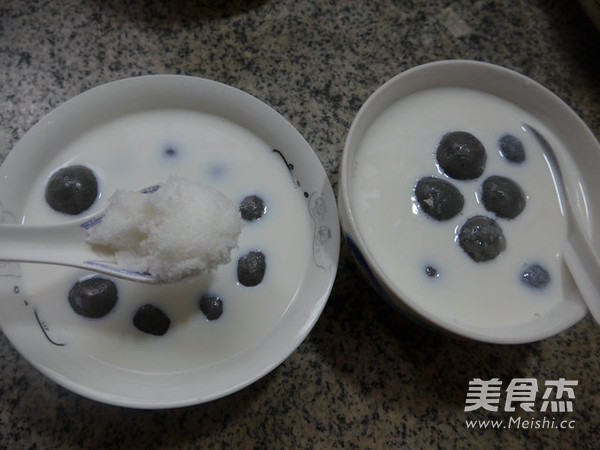 Milk Black Sesame Paste Glutinous Rice Balls recipe