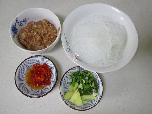 Clams with Minced Meat and Vermicelli in Clay Pot recipe