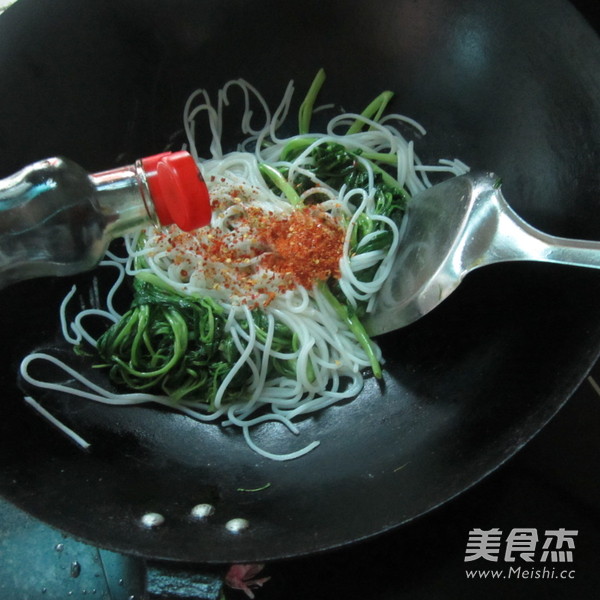 Stir-fried Noodles with Water Spinach recipe