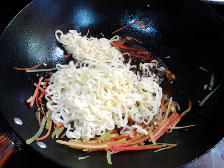 Fried Instant Noodles with Fried Sauce recipe