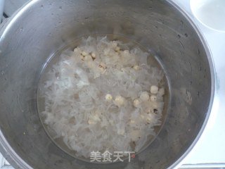 Rock Sugar Tremella and Lotus Seed Soup recipe